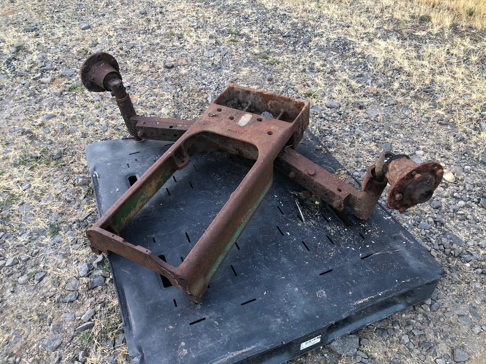 Frame front axel wilth spindles left & right.